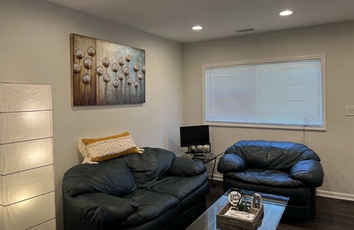 Romeoville Casa | 🦋 Amazing 3BR Condo, King Bed With Free Parking 🦋