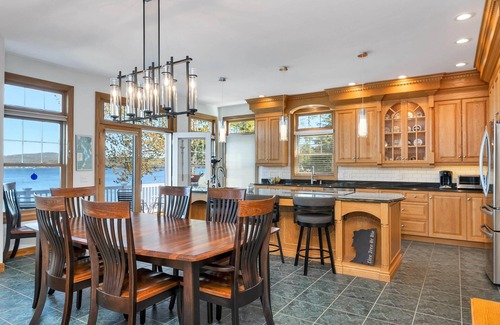 Laconia Casa | Amazing 4 bed/4 bath home right on Lake Winnisquam w terrific views, hot tub