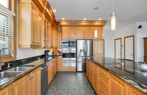 Laconia Casa | Amazing 4 bed/4 bath home right on Lake Winnisquam w terrific views, hot tub