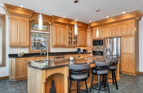 Laconia Casa | Amazing 4 bed/4 bath home right on Lake Winnisquam w terrific views, hot tub