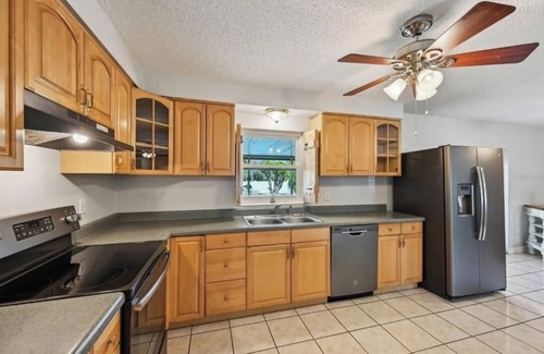 Palmetto Otro | Amazing 4-bedroom fisherman's farmhouse retreat with pool, AC in sunny Palmetto