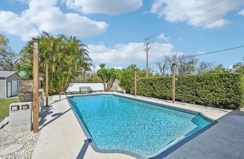 Palmetto Otro | Amazing 4-bedroom fisherman's farmhouse retreat with pool, AC in sunny Palmetto