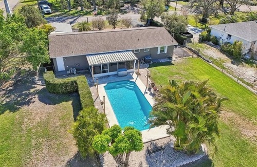 Palmetto Otro | Amazing 4-bedroom fisherman's farmhouse retreat with pool, AC in sunny Palmetto