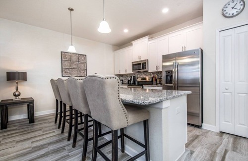 Kissimmee Villa | Amazing 4 Bedroom Storey Lake Townhouse by Redawning