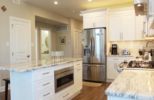 Sea Isle City Condominio | Amazing 5 bedroom, 3 bath condo in the heart of Sea Isle City. Only one block from the beach and steps to restaurants, shopping, and the Promenade!