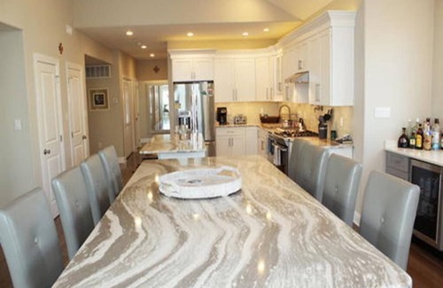 Sea Isle City Condominio | Amazing 5 bedroom, 3 bath condo in the heart of Sea Isle City. Only one block from the beach and steps to restaurants, shopping, and the Promenade!