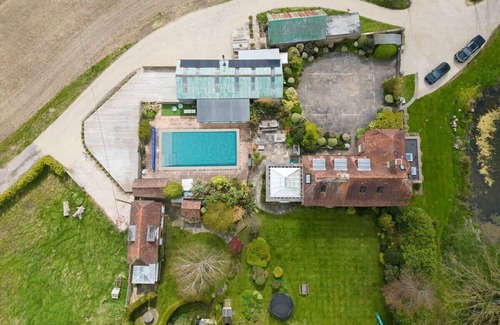 Sidlesham Casa | Amazing 5 BR Country Home ~ Pool, Gym, Yoga Studio
