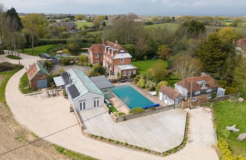 Sidlesham Casa | Amazing 5 BR Country Home ~ Pool, Gym, Yoga Studio