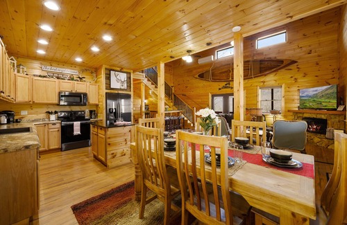 Whittier Cabina | *Amazing 5BR 5.5BA* Theater/Hot Tub/Game Room/Mtn Views