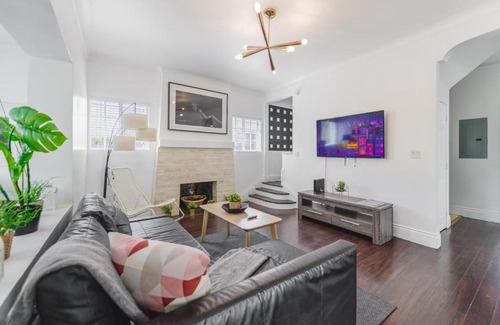 Buena Vista Casa | Amazing 5BR Family House At Design District - 15 min from the beach