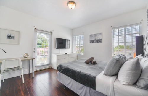 Buena Vista Casa | Amazing 5BR Family House At Design District - 15 min from the beach