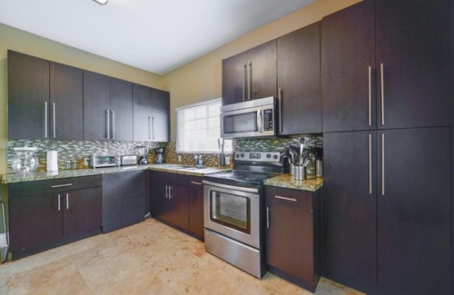Buena Vista Casa | Amazing 5BR Family House At Design District - 15 min from the beach