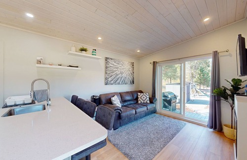 Christina Lake Casa | Amazing all-new bungalow with grill, firepit, & deck - walk to public beach