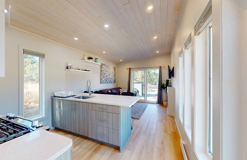Christina Lake Casa | Amazing all-new bungalow with grill, firepit, & deck - walk to public beach