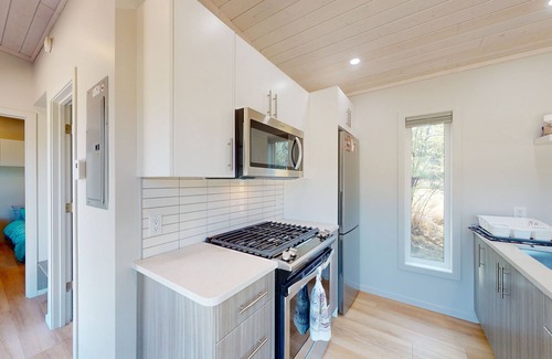 Christina Lake Casa | Amazing all-new bungalow with grill, firepit, & deck - walk to public beach