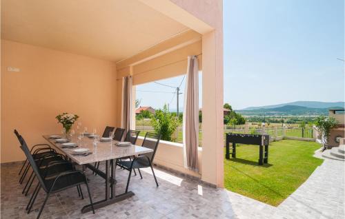 Sinj Apartamento | Amazing Apartment In Obrovac Sinjski