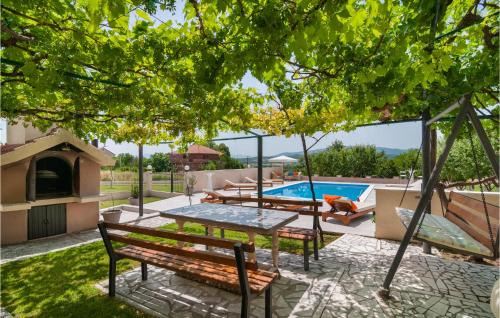 Sinj Apartamento | Amazing Apartment In Obrovac Sinjski