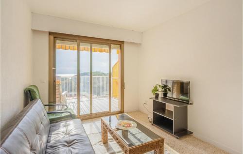Malgrat de Mar Apartamento | Amazing Apartment In Malgrat De Mar With Kitchen