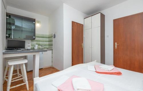 Stari Grad Apartamento | Amazing Apartment In Stari Grad With Kitchen