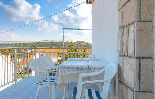 Stari Grad Apartamento | Amazing Apartment In Stari Grad With Kitchen
