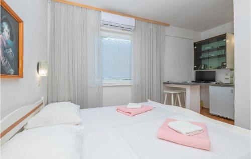 Stari Grad Apartamento | Amazing Apartment In Stari Grad With Kitchen