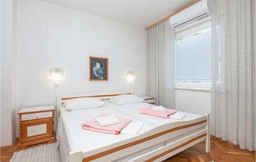 Stari Grad Apartamento | Amazing Apartment In Stari Grad With Kitchen