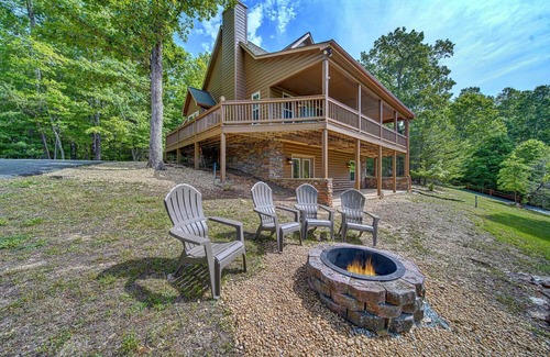Young Harris Cabina | Amazing Appalachian Mountain Views from Every Room!