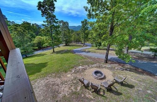 Young Harris Cabina | Amazing Appalachian Mountain Views from Every Room!