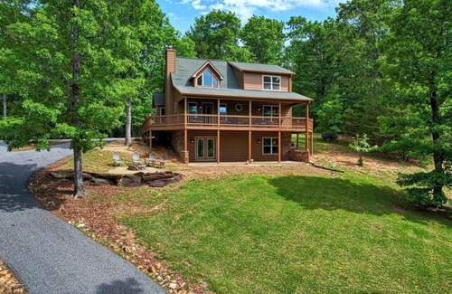 Young Harris Cabina | Amazing Appalachian Mountain Views from Every Room!