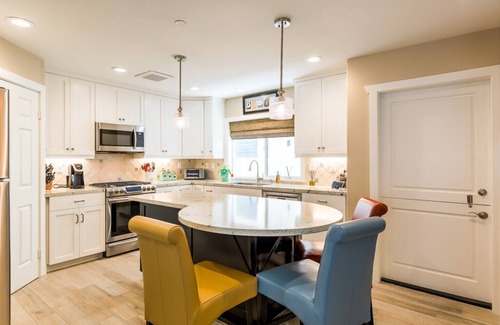 West Newport Apartamento | ¡Lugar asombroso! 1 cuadra de la playa-A / C-Great Roof Deck con fogatas-Garage Prkg