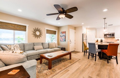 West Newport Apartamento | ¡Lugar asombroso! 1 cuadra de la playa-A / C-Great Roof Deck con fogatas-Garage Prkg
