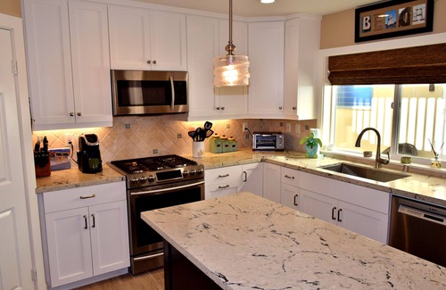 West Newport Apartamento | ¡Lugar asombroso! 1 cuadra de la playa-A / C-Great Roof Deck con fogatas-Garage Prkg