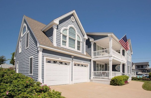Wells Beach Casa | Amazing Beach House! 5 Bedroom across the Ocean!