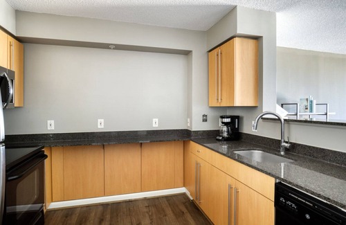 Woodmont Triangle Apartamento | Amazing Bethesda 2BR w/ Gym & Pool, near Metro, by Blueground