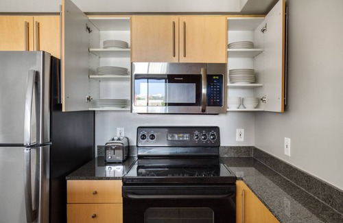 Woodmont Triangle Apartamento | Amazing Bethesda 2BR w/ Gym & Pool, near Metro, by Blueground
