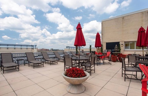 Woodmont Triangle Apartamento | Amazing Bethesda 2BR w/ Gym & Pool, near Metro, by Blueground