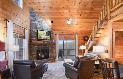 Ridgeline Vistas Cabina | Amazing Blue Ridge Mountain Views: Hot Tub | Fire Pit | Arcade | Pet-friendly