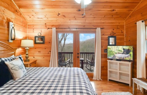 Ridgeline Vistas Cabina | Amazing Blue Ridge Mountain Views: Hot Tub | Fire Pit | Arcade | Pet-friendly