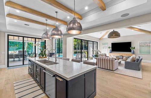 Lake Ida Shores Casa | Impresionante Delray Beach Home sólo renovado Great Pool minutos de la playa y del Atlántico