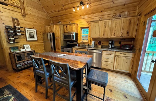 Purlear Cabina | Privado Blue Ridge Mountain Creekside Hideaway Log Home con bañera de hidromasaje / pozo de fuego