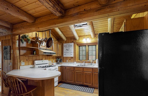 Hartland Cabina | Amazing cabin on 12 acres with AC, jetted tub & woodstove - dog-friendly