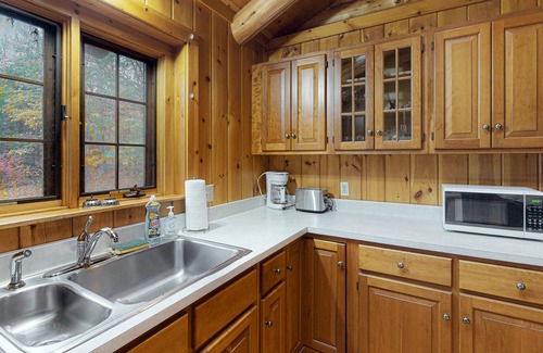 Hartland Cabina | Amazing cabin on 12 acres with AC, jetted tub & woodstove - dog-friendly