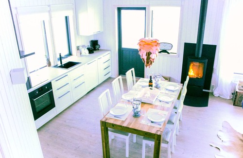 Selfoss Cabina | Cabina increíble con interior cálido, bañera de hidromasaje, chimenea, proyector y vistas mágicas.