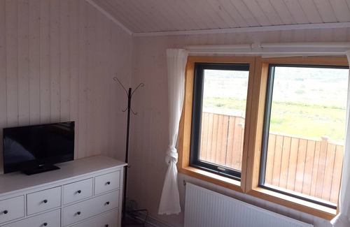 Selfoss Cabina | Cabina increíble con interior cálido, bañera de hidromasaje, chimenea, proyector y vistas mágicas.