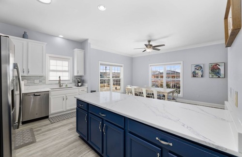 Cherry Grove Beach Casa | CASA DE LUJO RECIENTEMENTE RENOVADA, AMIGABLE CON LAS MASCOTAS, DUERME 26