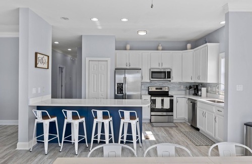 Cherry Grove Beach Casa | CASA DE LUJO RECIENTEMENTE RENOVADA, AMIGABLE CON LAS MASCOTAS, DUERME 26