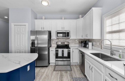 Cherry Grove Beach Casa | CASA DE LUJO RECIENTEMENTE RENOVADA, AMIGABLE CON LAS MASCOTAS, DUERME 26