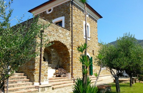 San Mauro Cilento Villa | Increíble Classic Stone House: una terraza verde con vistas al mar, colinas y montañas