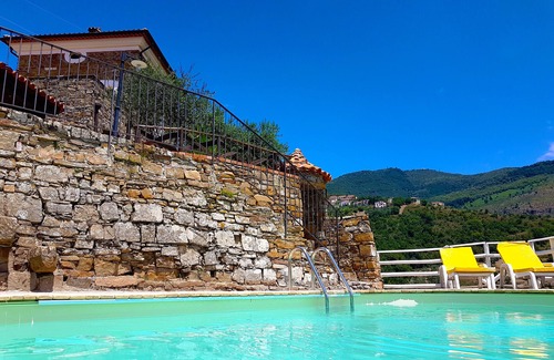 San Mauro Cilento Villa | Increíble Classic Stone House: una terraza verde con vistas al mar, colinas y montañas