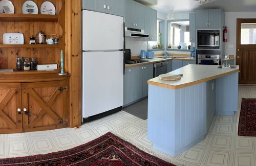 Trent Lakes Cabaña | *Amazing deal for the season* Cozy and spacious cottage w/ private lake & dock